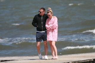 Marcin Hakiel z ukochaną nad morzem