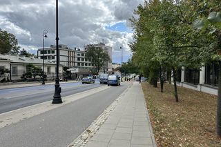 Żółto-niebieska niespodzianka dla rosyjskich dyplomatów. Barwy Ukrainy na asfalcie przed ambasadą Rosji