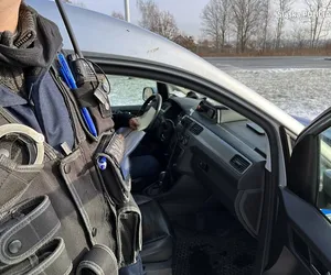 Kierowca rozbił auto i złość wyładował na przyjaciółce. Uciekł policji