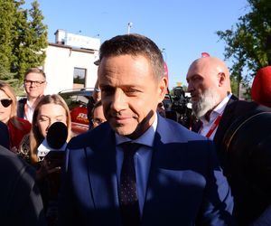Rafał Trzaskowski na debacie Super Expressu. Został otoczony przez dziennikarzy. Nie odpowiedział na żadne pytanie