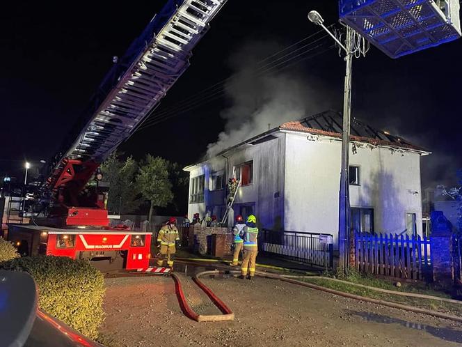 Ciała czterech osób znaleziono w płonącym domu