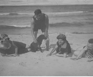 Ludzie wypoczywający na plaży w Jastarni. Zdjęcie zrobione w 1920 roku 