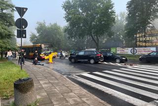 Wypadek na Krakowskiej w Łodzi. Autobus zderzył się czołowo z samochodem osobowym 