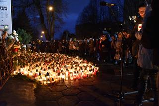 Msza w intencji zmarłych nastolatek z Koszalina. Morze zniczy przy escape roomie [ZDJĘCIA]