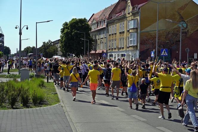 Przemarsz kibiców Stali Gorzów przed meczem z Falubazem Zielona Góra