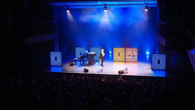 Maciek Stuhr w stand up-ie w Teatrze Rozrywki w Chorzowie