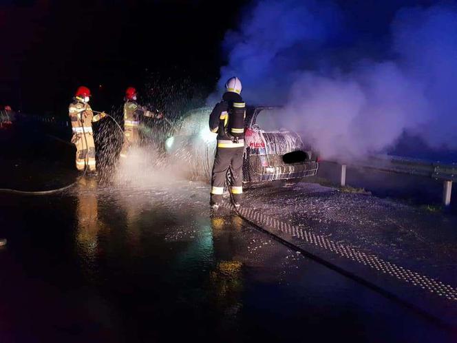 Na drodze krajowej nr 6 spłonęło auto