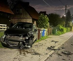 Pijany kierowca w Miechowicach uszkodził kilka samochodów. Zatrzymał się dopiero na słupie