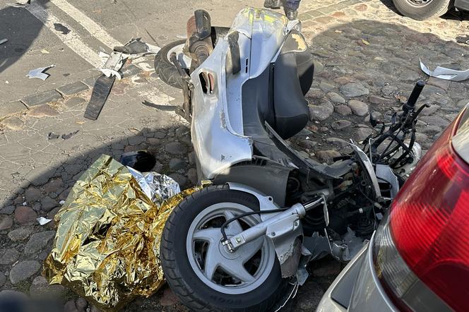 Warszawa. 15-latek huknął motorowerem w osobówkę. Chłopiec trafił do szpitala!