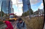 Wstrząsające nagranie w tramwaju. Rowerzysta przejechał na czerwonym świetle przez pasy