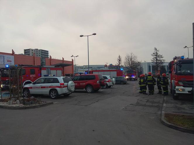 Kraków: Ewakuacja i akcja straży pożarnej w OBI. Wszystko z powodu żrącej substancji [ZDJĘCIA]