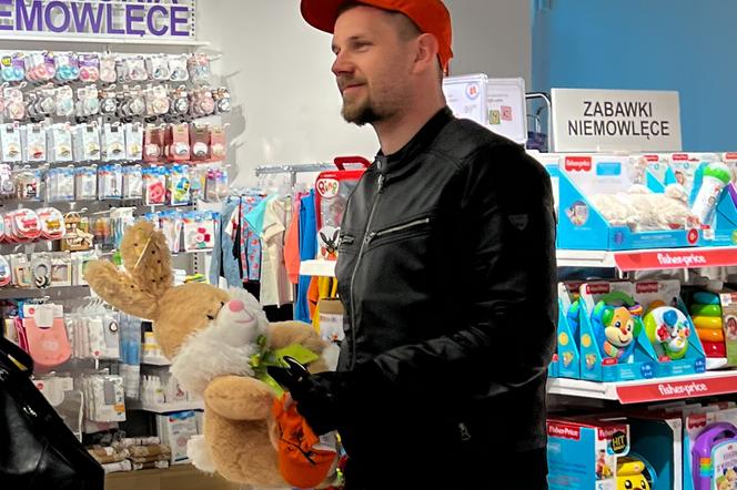 Antek Królikowski kupił maskotkę królika dla syna na dzień dziecka