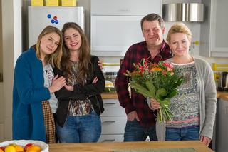 Na Wspólnej odcinek 2274. Ola (Marta Wierzbicka), Klaudia (Julia Trembecka), Danuta (Lucyna Malec), Marek (Grzegorz Gzyl)