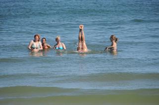 Anna Popek. Pręży piersi na plaży