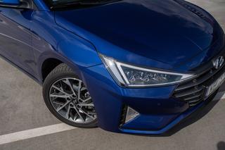 Toyota Corolla Sedan 1.8 Hybrid 122 KM e-CVT vs Hyundai Elantra Style 1.6 MPI 6MT