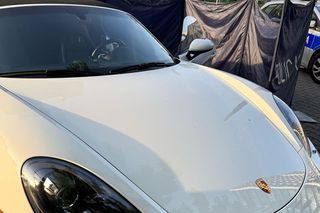  Makabra na Ochocie. Zwłoki w luksusowym białym Porsche. Na miejscu prokurator