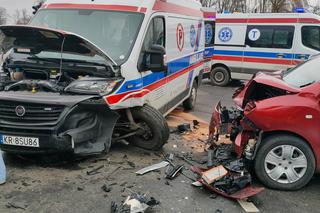 Kraków. Wypadek karetki jadącą na sygnale z pacjentem