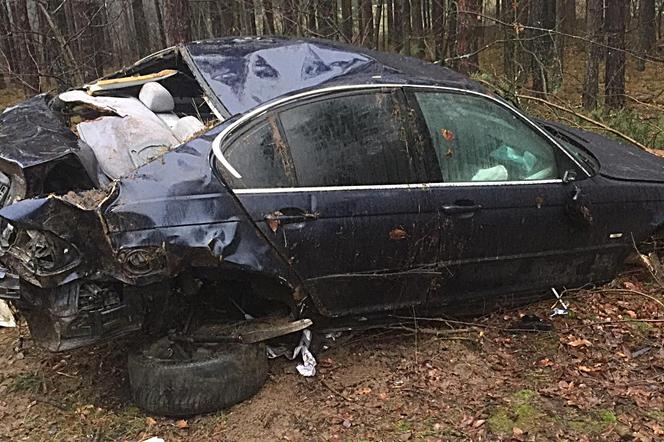 Dwóch pijanych mężczyzn rozbiło się bmw w lesie.