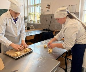 Uczniowie grudziądzkiego Gastronomika przygotowali rogale na Św. Marcina