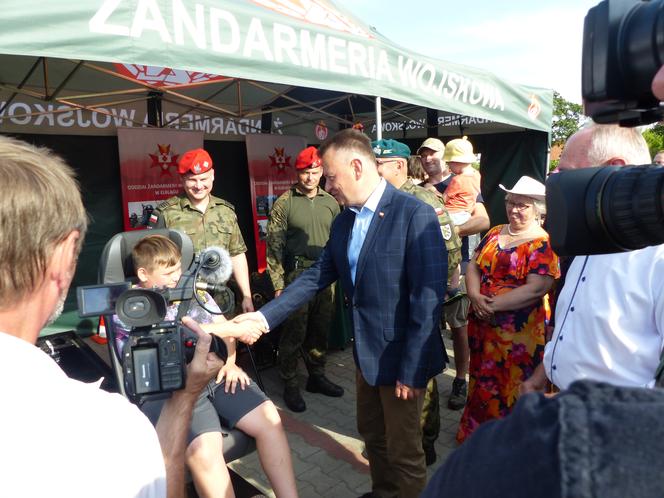 Piknik wojskowy przy basenie. Minister Błaszczak z wizytą w Iławie