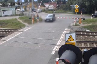 Volvo z dziećmi w środku uwięzione między rogatkami