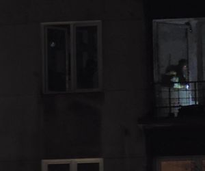 Furiat szalał na Mokotowie. Zrzucał meble na samochody