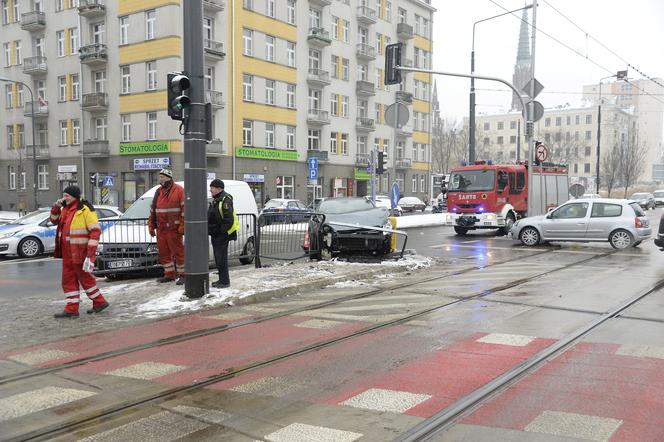 Warszawa. Wypadek na skrzyżowaniu ulic: alei Solidarności i ulicy Jagielońskiej.
