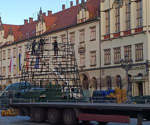 Jarmark Bożonarodzeniowy 2023 we Wrocławiu już się rozkłada. Kiedy się rozpocznie? [ZDJĘCIA]