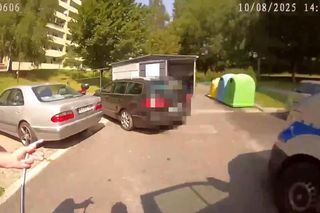 25-latek utknął w rozgrzanym samochodzie i wołał o pomoc. Policjanci musieli rozbić szybę