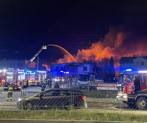 Pożar w Kielcach. Płonie magazyn farb i lakierów. Na miejscu działa kilkudziesięciu strażaków