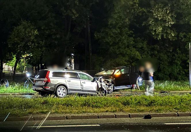  Tragedia na Modlińskiej. Dwie osobówki roztrzaskane. Są ofiary śmiertelne
