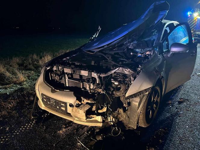 18-letni kierowca huknął w ciągnik z rozrzutnikiem! Ranny trafił do szpitala [ZDJĘCIA]