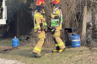 Potężny pożar domu parterowego w Warszawie. Gęsty dym widać było z kilku kilometrów