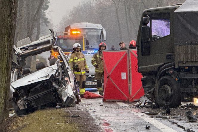 Masowy wypadek pod Warszawą! Zderzenie trzech aut z wojskową ciężarówką. Jedna osoba nie żyje