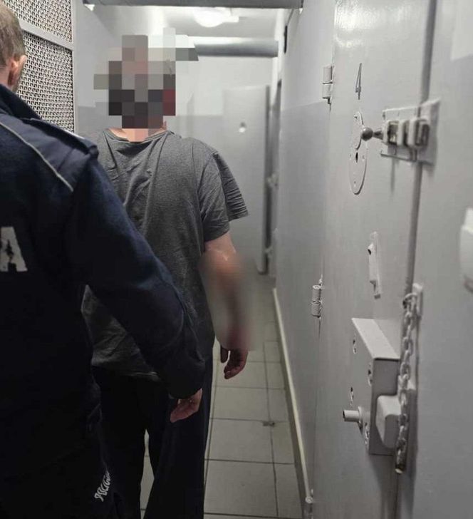 57-latek terroryzował ludzi w centrum miasta. W jego mieszkaniu znaleźli prawdziwy arsenał