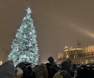 Choinka rozbłysła na Rynku Głównym. Tak wygląda Kraków w zimowej scenerii! 