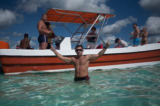 ZABRAŁ DOMINIKĘ NA DOMINIKANĘ.