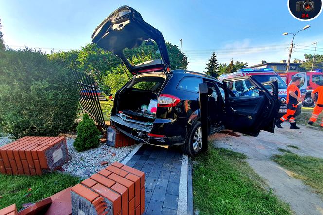 Wypadek w Wesołej: Alfa Romeo wjechała w bramę