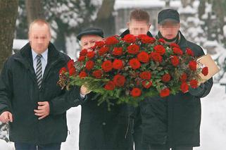 Jarosław Kaczyński z różami na grób mamy