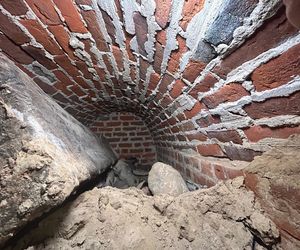 Pierwsze odkrycia w tajemniczej krypcie w Kazimierzu Biskupim