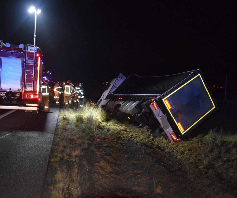 Zamknięty odcinek S5 niedaleko Kościana. Wyciągają tira z rowu