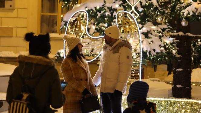 Lublin wieczorową porą. W mieście świąteczne ozdoby i hałdy śniegu. Zobacz zdjęcia!