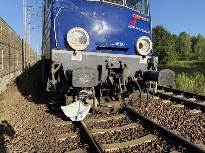 Dostawczak wjechał pod pociąg! Ogromne utrudnienia na kolei
