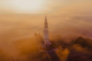 Jasna Góra jak samotny okręt we mgle. Wyjątkowe zdjęcia