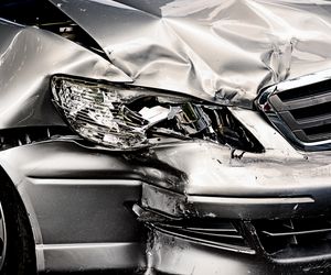 19-latek roztrzaskał auto na drzewie! Wcześniej zniszczył dwa radiowozy