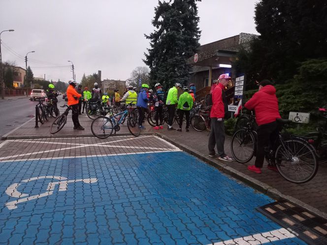 Z Leszna wystartował rajd rowerowy "Biało-Czerwono Zakręceni"