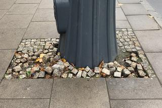 Warszawa przed Marszem Niepodległości 2022. Po ulicach wala się niezabezpieczona kostka brukowa