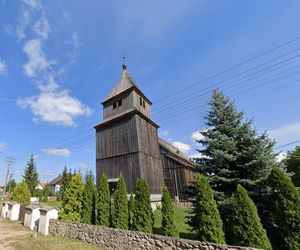   To jedno z nielicznych takich miejsc na Mazurach. Drewniany kościółek z XVII wieku robi wrażenie!
