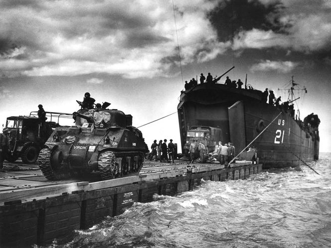 Przerzucenie wojsk pancernych z okrętu transportowego na barki desantowe - Wybrzeże Normandii 6 czerwca 1944