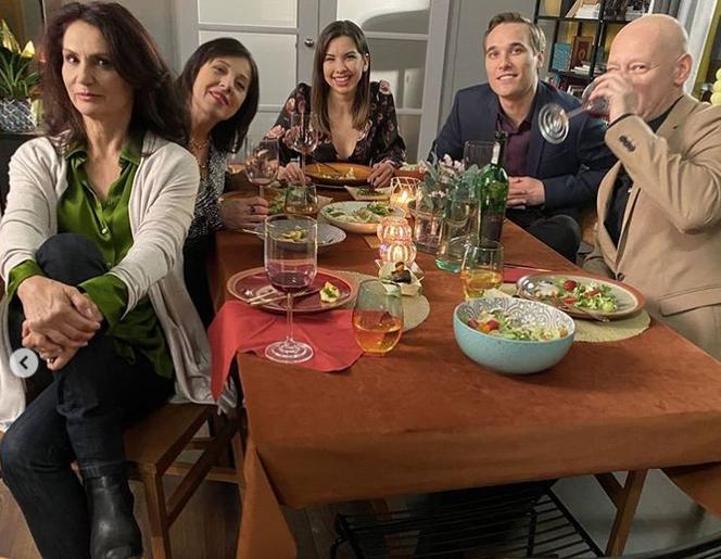 M jak miłość: Aleksandra (Małgorzata Pieczyńska), Iwona (Hanna Śleszyńska), Aneta (Ilona Janyst), Olek (Maurycy Popiel), Marek (Mariusz Kiljan)